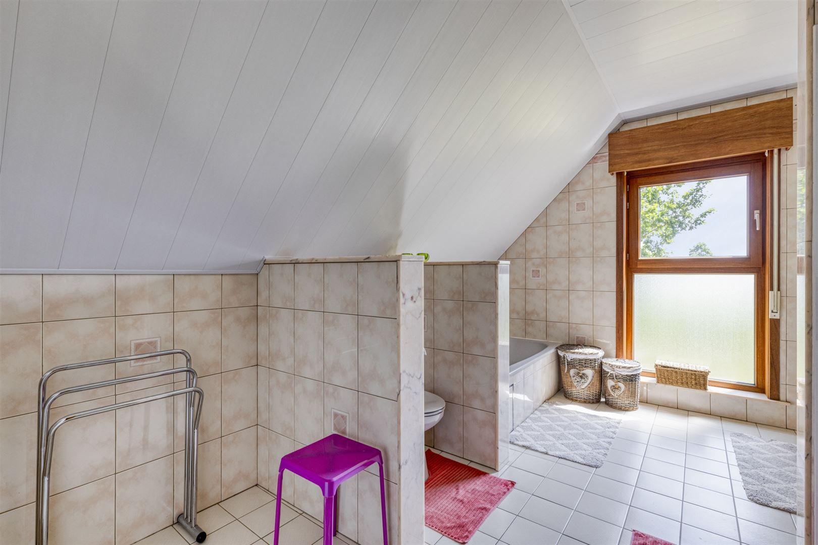 Huis + weiland foto 17