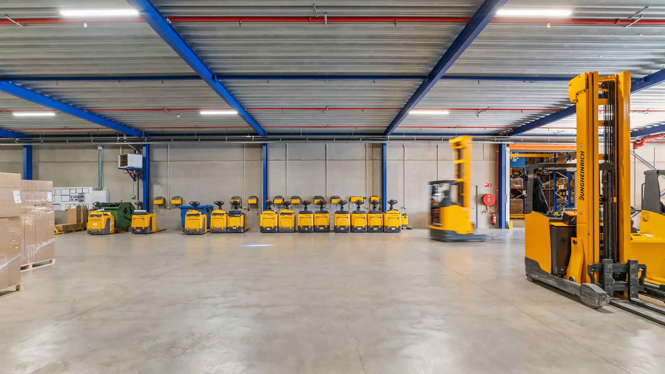 Volledig uitgerust distributiecentrum in nieuwbouwstaat foto 37