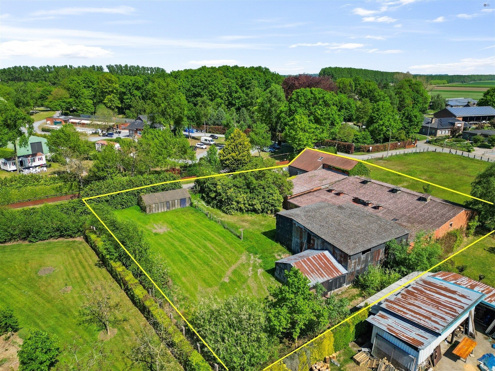 Charmante woning met bijgebouwen op 2435m².  foto 2