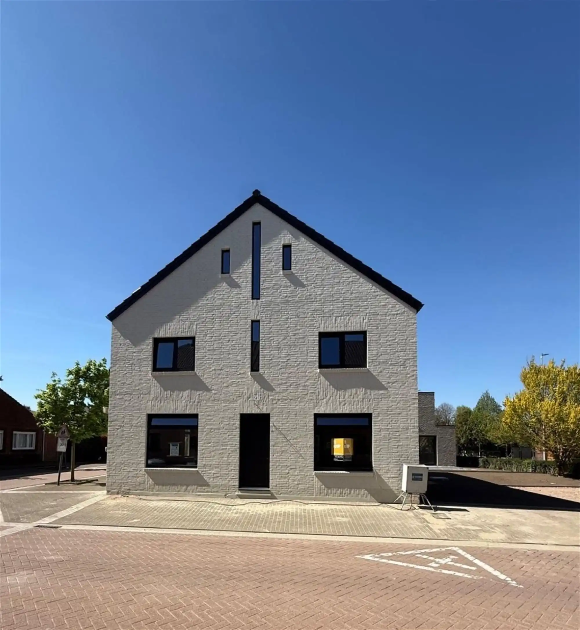 Ruime vrijstaande, te renoveren, woning op een rustige locatie in Voorshoven foto 2