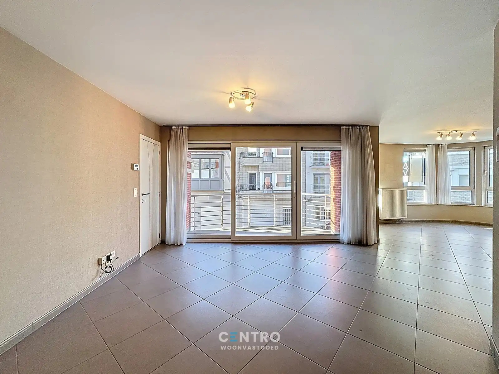 CENTRAAL gelegen appartement met 3 slpks en 2 badks! foto 3