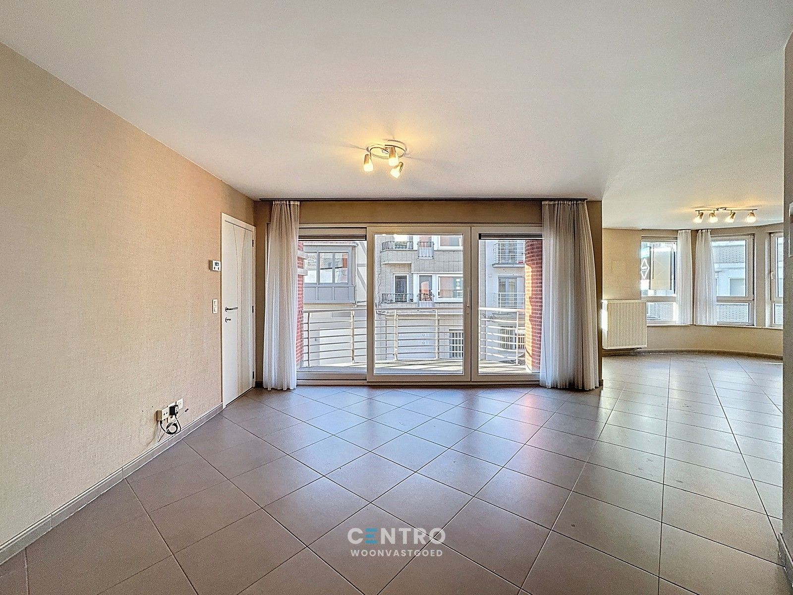 CENTRAAL gelegen appartement met 3 slpks en 2 badks! foto 3