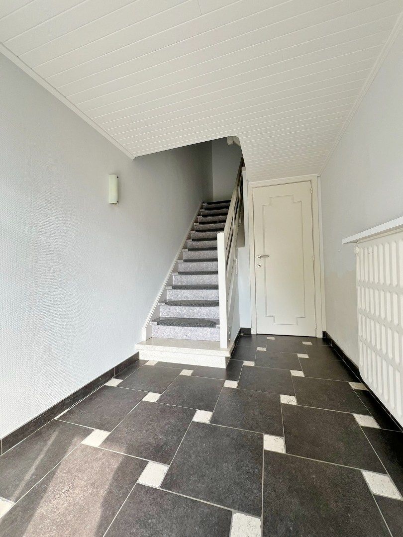 Instapklare bel-etage met garage, tuin en 3 slaapkamers.  foto 2