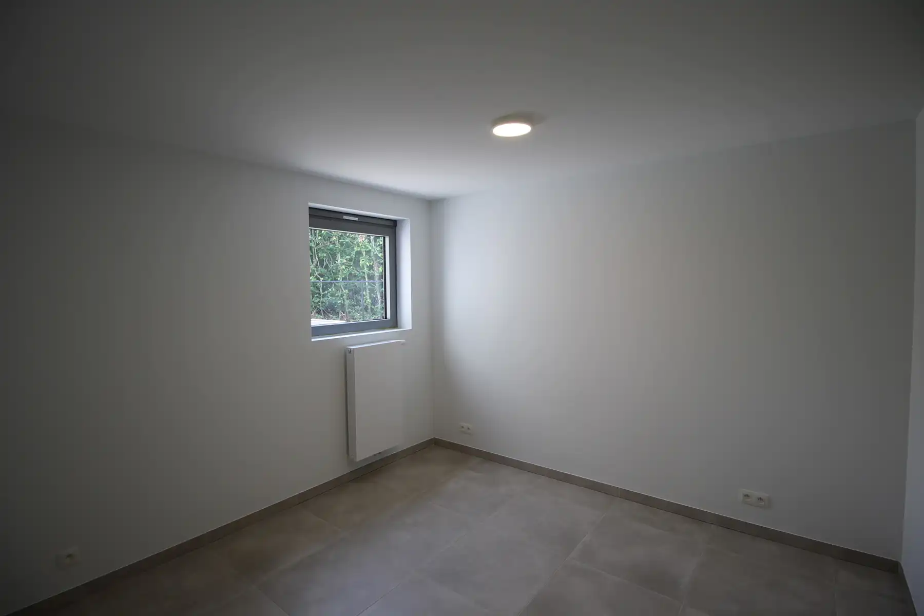 Uniek en ruim (ca 134m²) gelijkvloers appartement met 2 slaapkamers, terras en tuin en autostaanplaats. foto 12