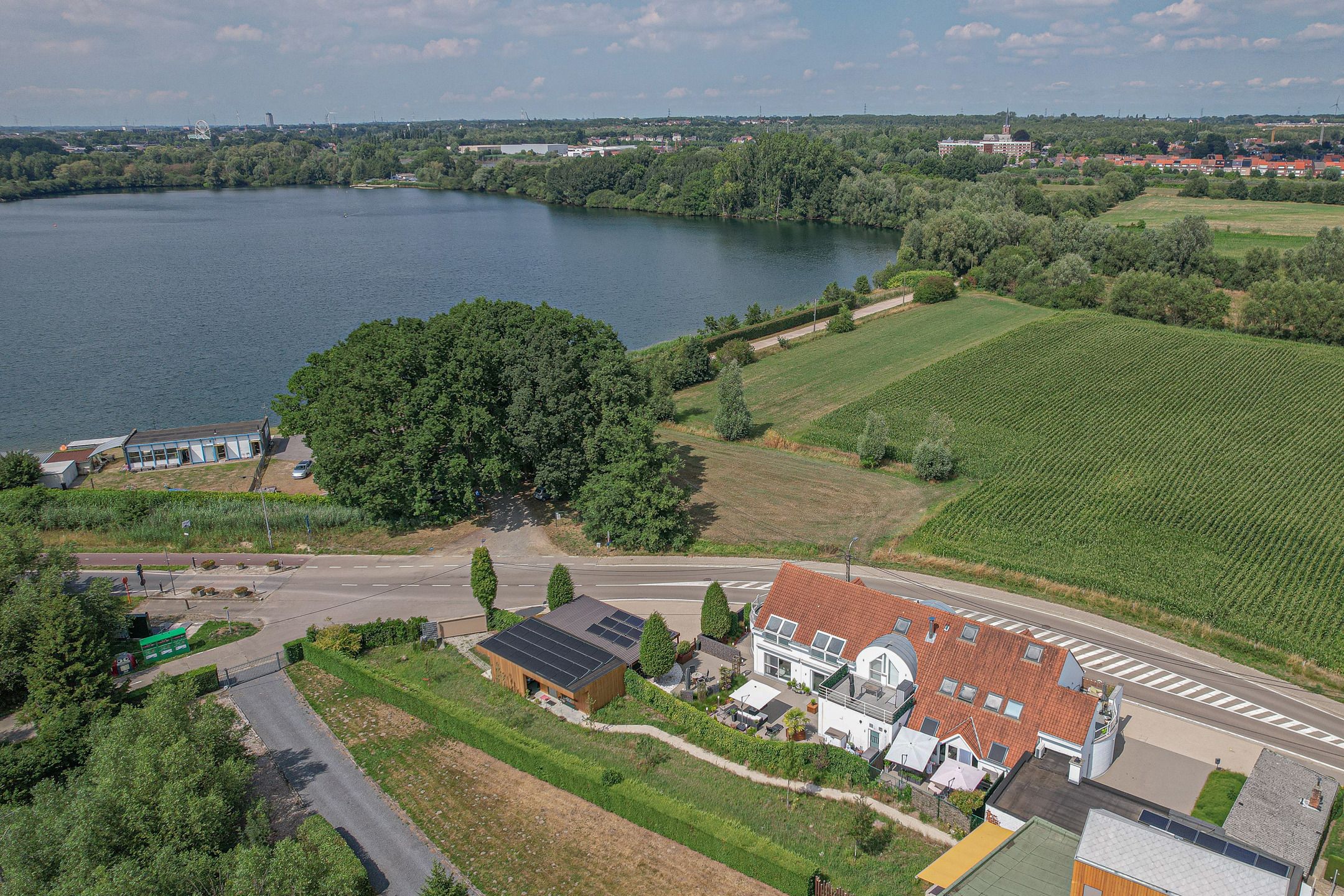 Prachtig gelijkvloers appartement met tuin & dubbele carport foto 3