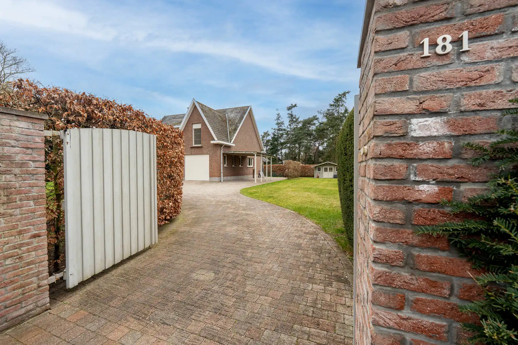 Prachtige villa omgeven door groen foto 2
