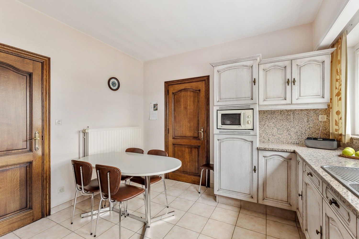 Perfect onderhouden woning met 4 Slpkrs op 1469m2 met zicht op de velden foto 13