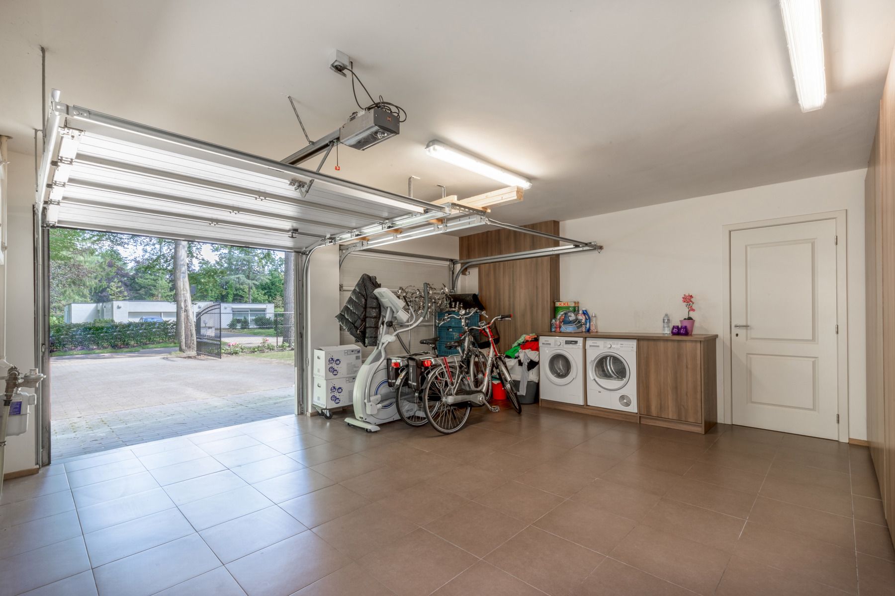 Verrassend ruime, stijlvolle en instapklare villa met prachtige ZW-tuin. foto 27
