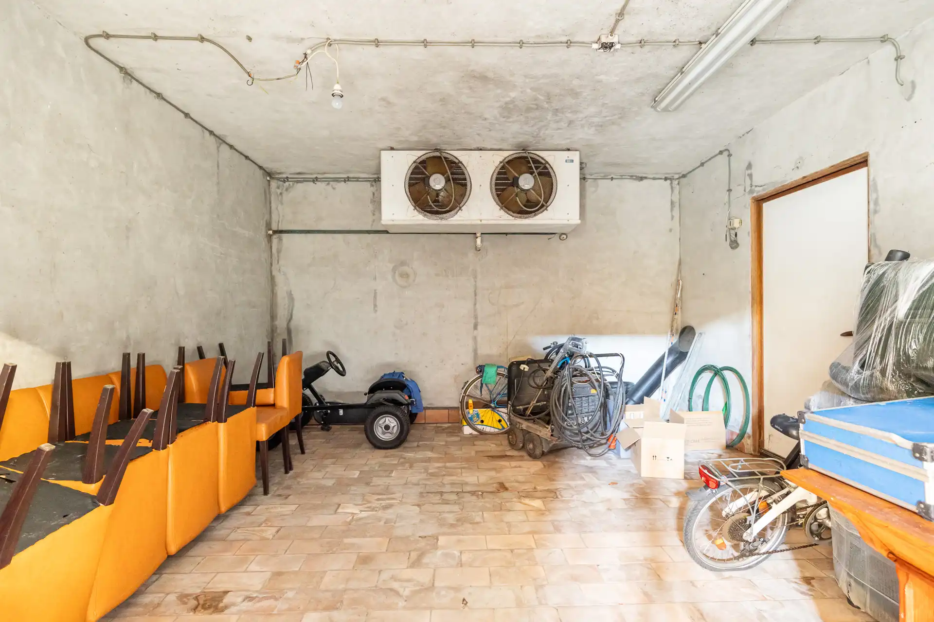 Ruime villa met garage en zwembad + bouwgrond + 2 magazijnen foto 20