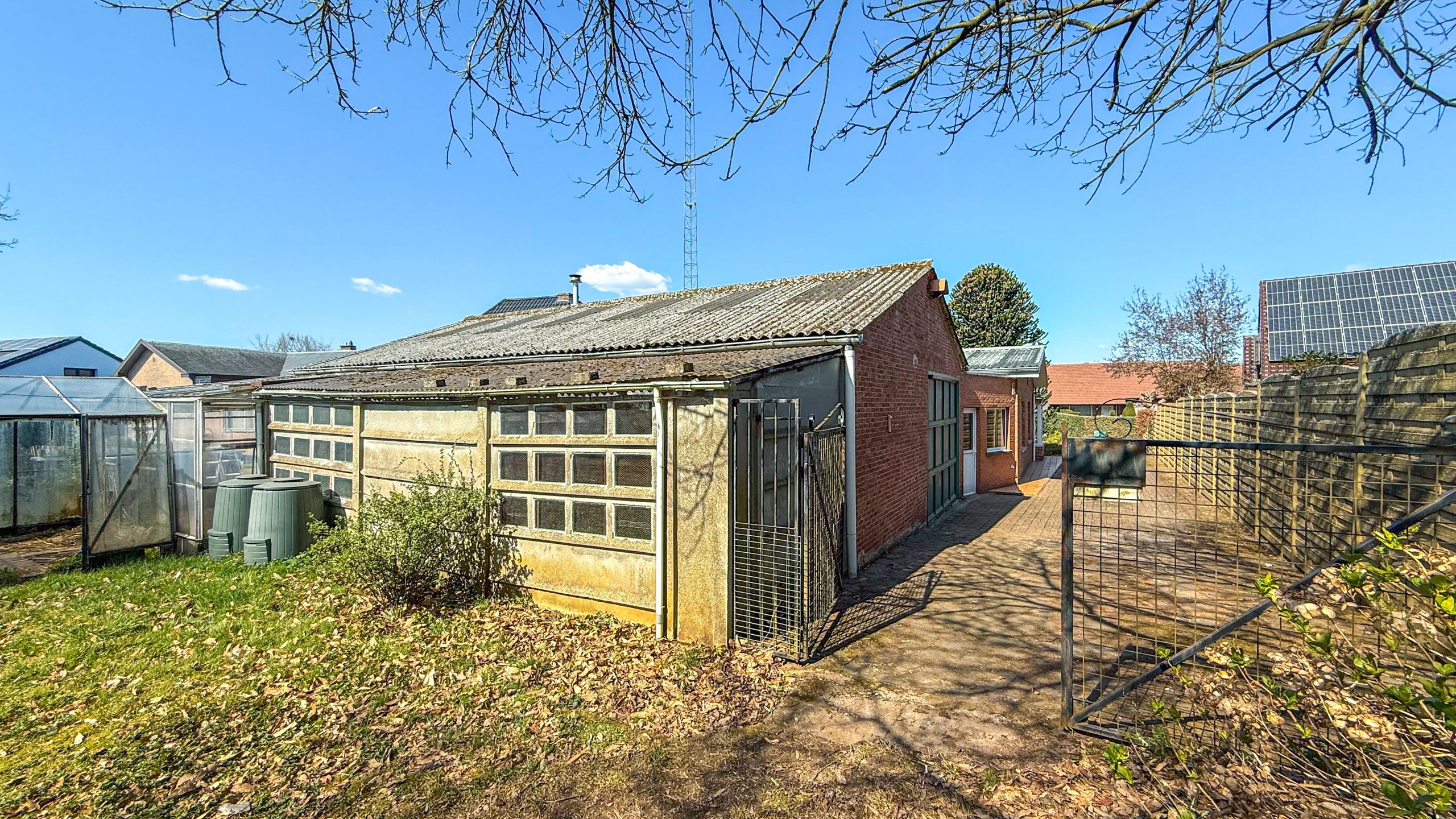 Splitlevel woning met 3 slaapkamers en ruime werkplaats!  foto 37