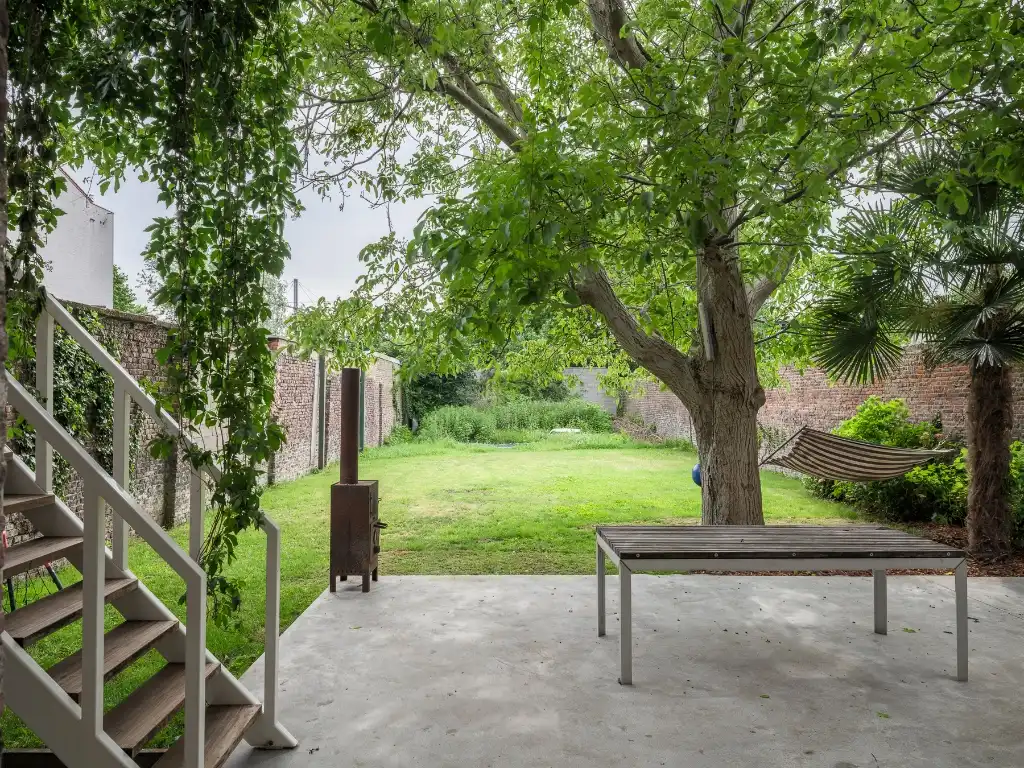 Uniek vastgoed! Exclusieve en creatieve site met twee kantoorruimtes, een polyvalent handelspand, een short-staystudio en een bijzonder architecturale split-levelwoning met ruime tuin, op een boogscheut van het stadscentrum. foto 4