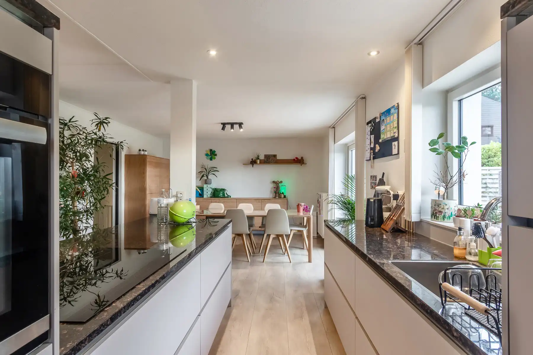 Ruime, gerenoveerde gezinswoning met 3 slaap- en 2 badkamers foto 12