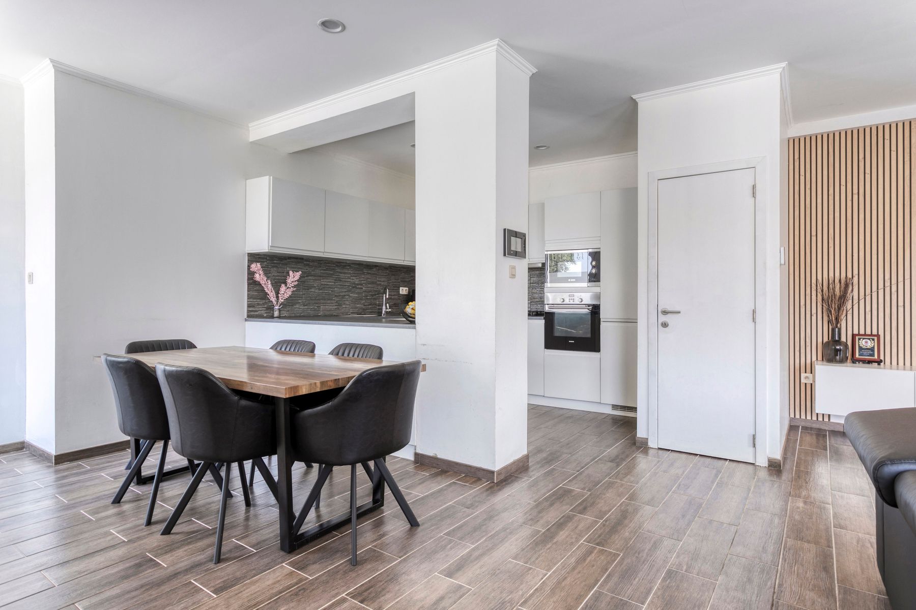 Ruime kloeke gerenoveerde woning met garage !!!! foto 5
