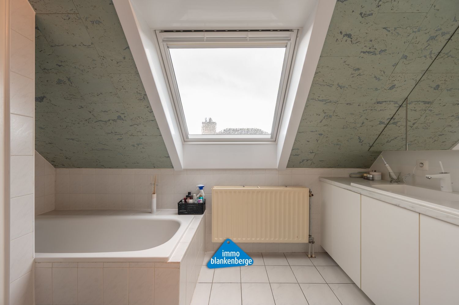 Ruime villa met zonnige tuin en moderne veranda op wandelafstand van de zee foto 28