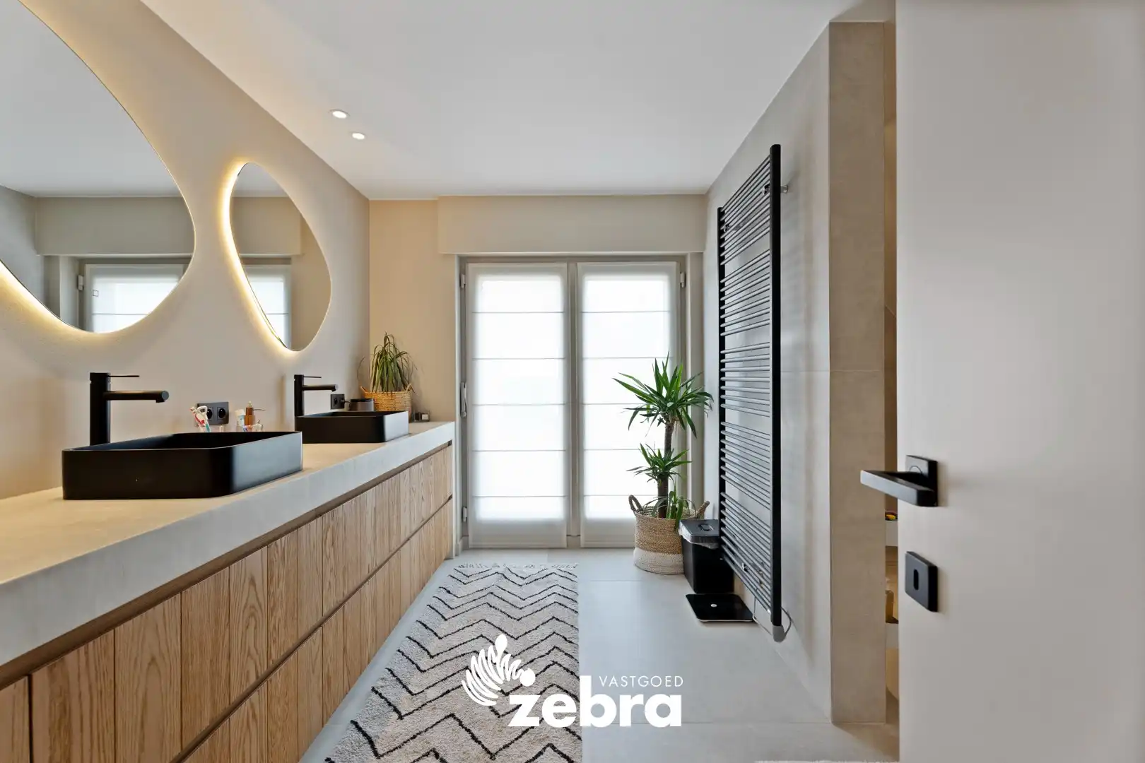 Ruime loods van ± 600 m² met instapklare woning te Oostrozebeke! foto 18