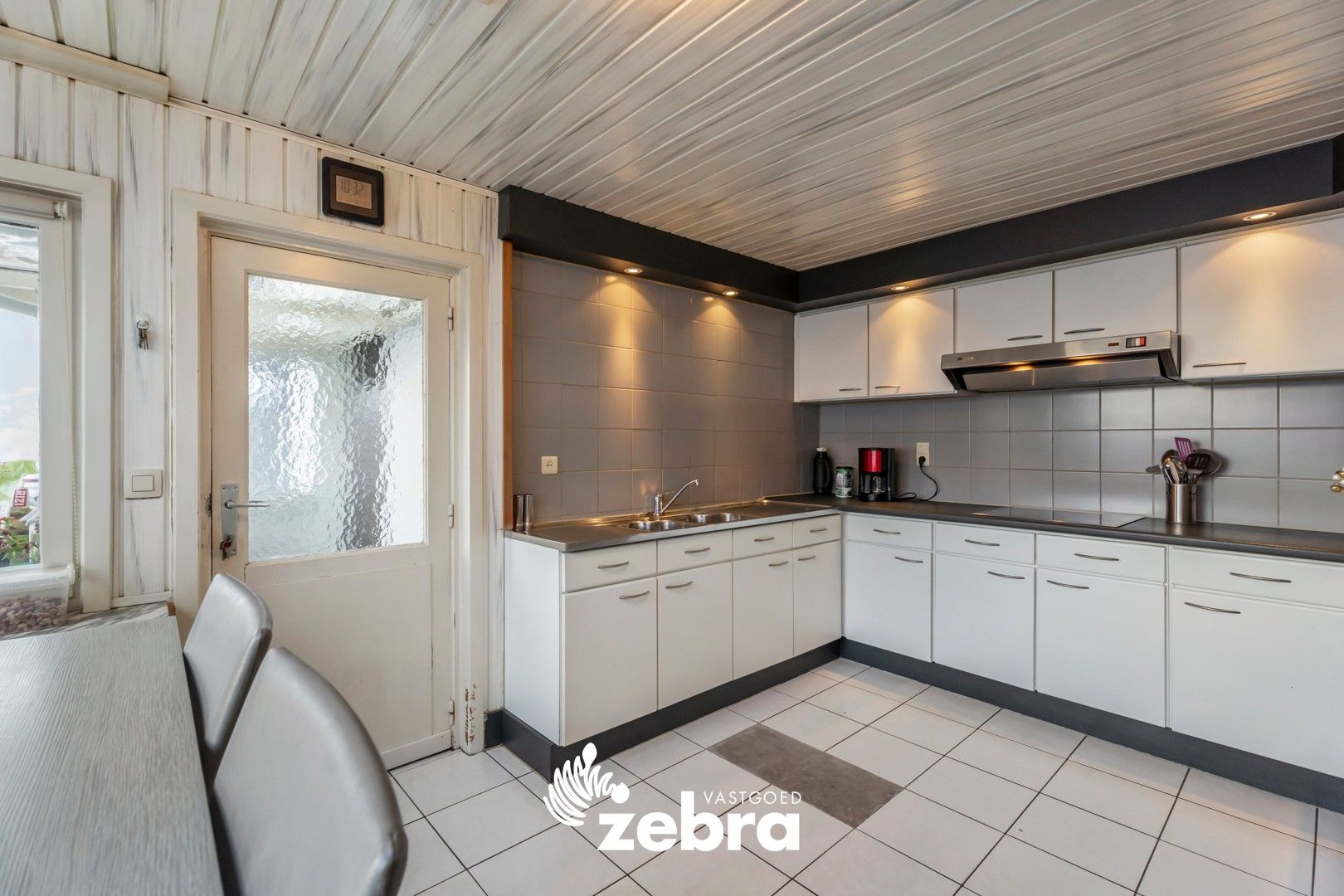 Instapklare woning met 4 slaapkamers en tuin te Oostrozebeke! foto 9