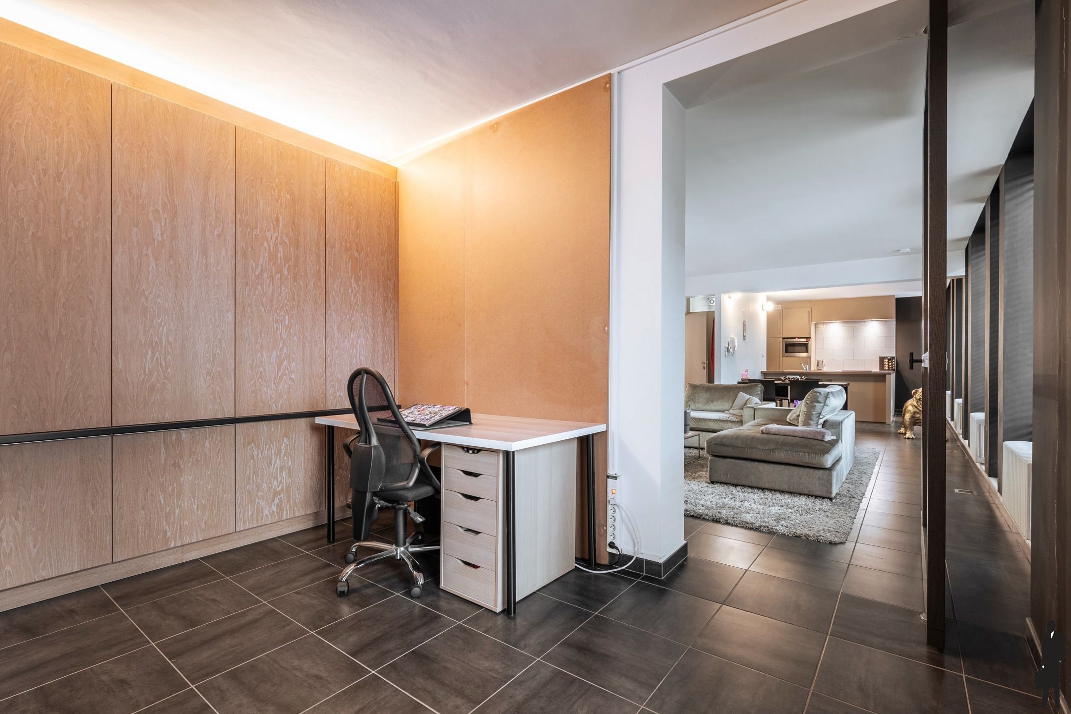 Stijlvol bemeubeld appartement van 97m² met unieke bankkluis foto 13