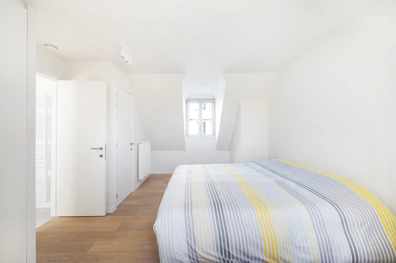 OPENDEUR ZATERDAG 18 APRIL TUSSEN 14U-16U -  Ruime woning met vier slaapkamers en een grote tuin, gelegen in een rustige en aangename omgeving. foto 30