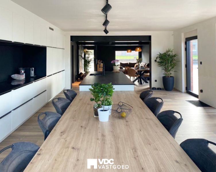 Halfopen bebouwing – gerenoveerd & bijgebouwd in 2020 – EPC B – 3 slpks – prachtige tuin – 183 m² woonopp. foto {{pictureIndex}}