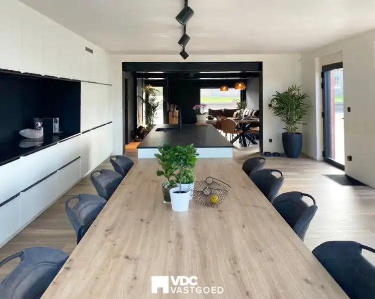 Halfopen bebouwing – gerenoveerd & bijgebouwd in 2020 – EPC B – 3 slpks – prachtige tuin – 183 m² woonopp. foto {{pictureIndex}}