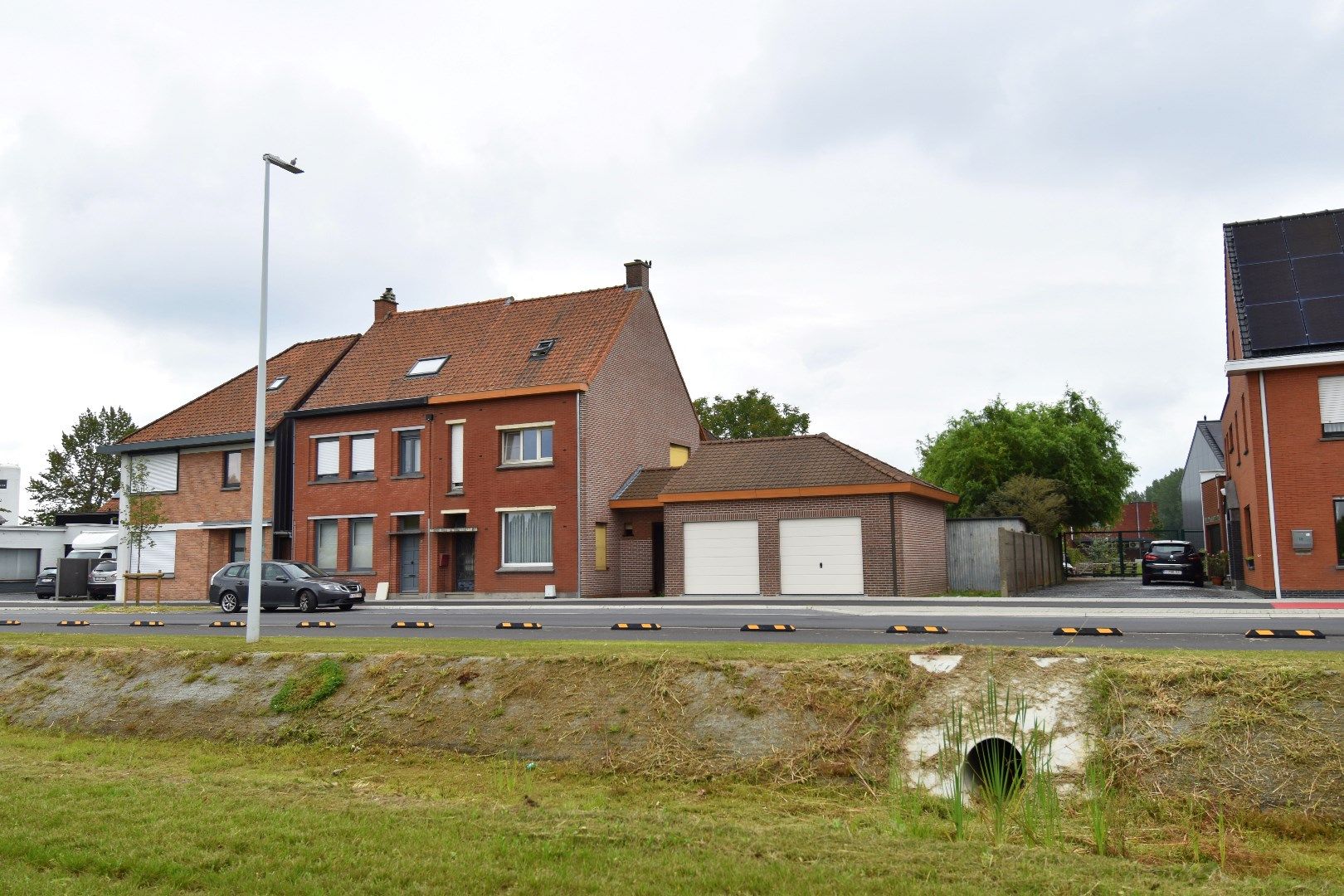 Ruime gezinswoning met 4 slaapkamers en énorm veel potentieel te koop in Gullegem foto 16