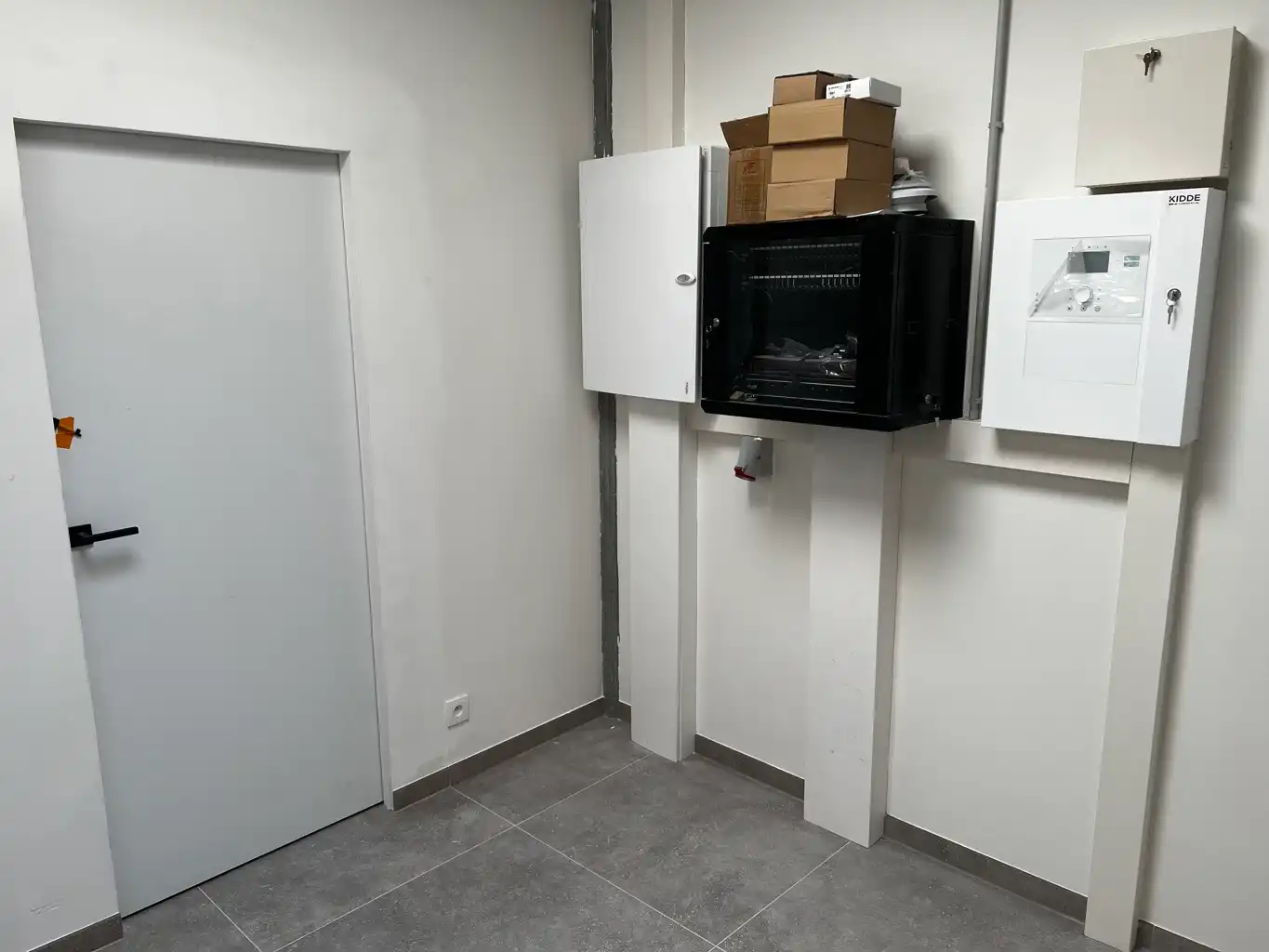 Kantoor met polyvalente ruimte, 4 burelen, vergaderzaal foto 13