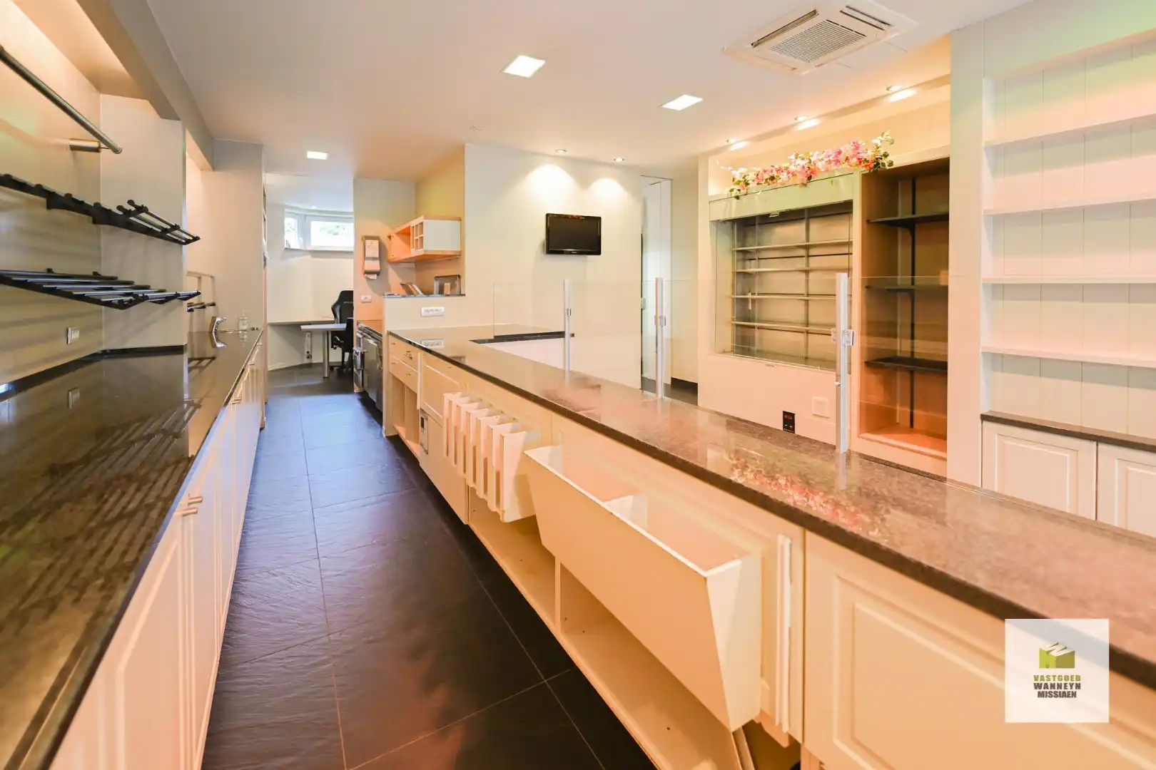 Instapklaar handelspand (80 m2) momenteel ingericht als traiteurszaak foto 6