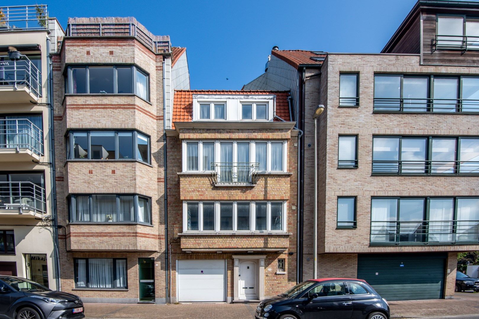 Zuidgerichte, te renoveren woning met garage en groot potentieel gelegen vlakbij de Lippenslaan foto {{pictureIndex}}
