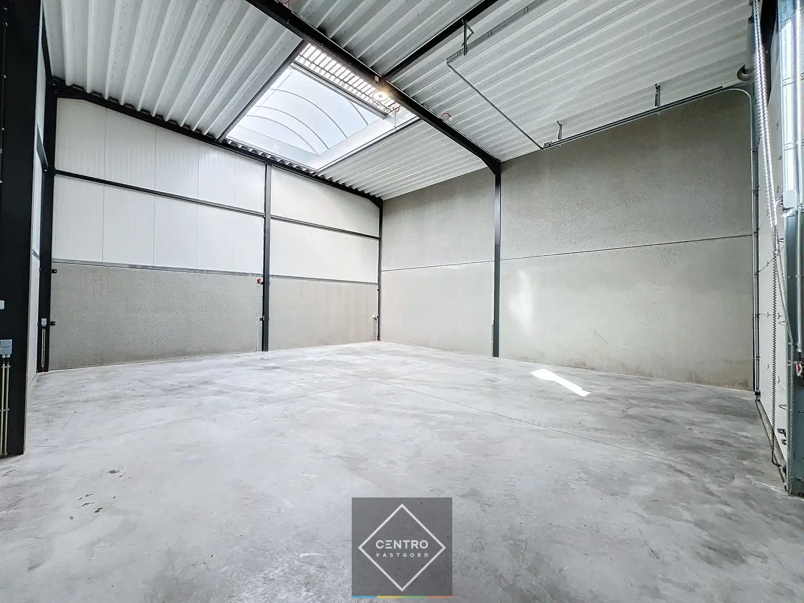 LOODS (132m²) voor OPSLAG inclusief private parkeerplaats voor de deur en vrije hoogte 6m op ambachtelijke zone te Ingelmunster. foto 5