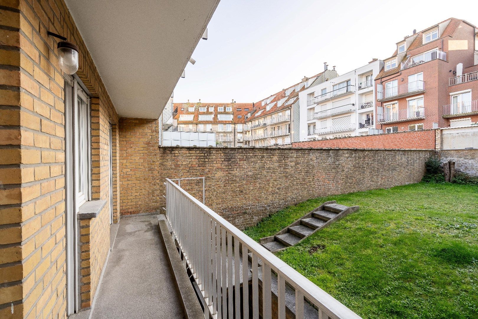Te renoveren appartement gelegen in een kleinschalige residentie in een zijstraat van de Dumortierlaan. foto 19