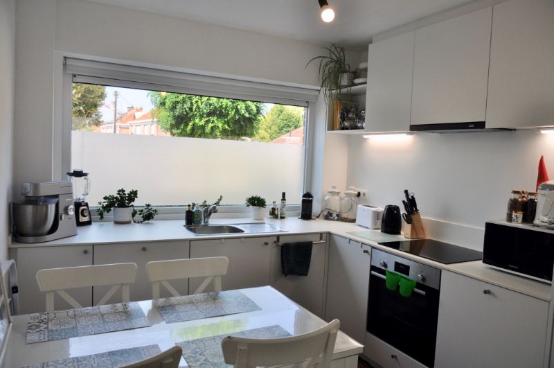 Volledig vernieuwde woning met 3 slaapkamers en garage. foto {{pictureIndex}}