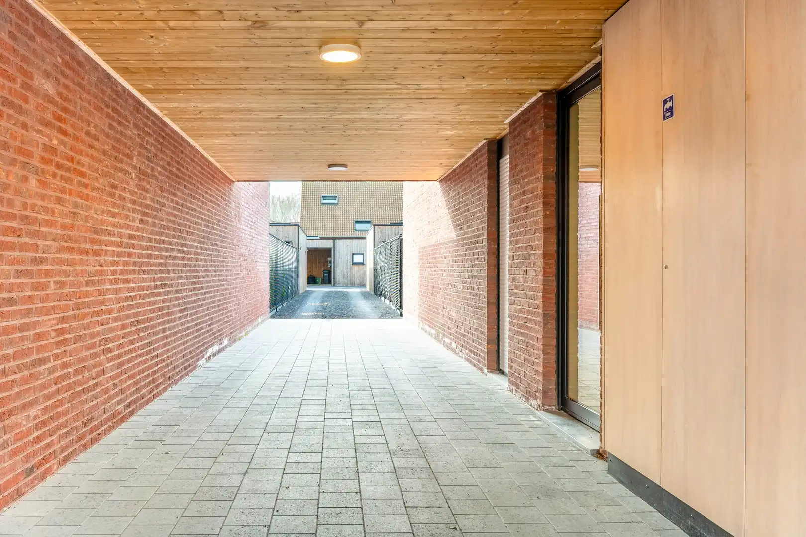 INSTAPKLAAR GELIJKVLOERS APPARTEMENT MET ZUIDTUIN & GARAGE foto 21