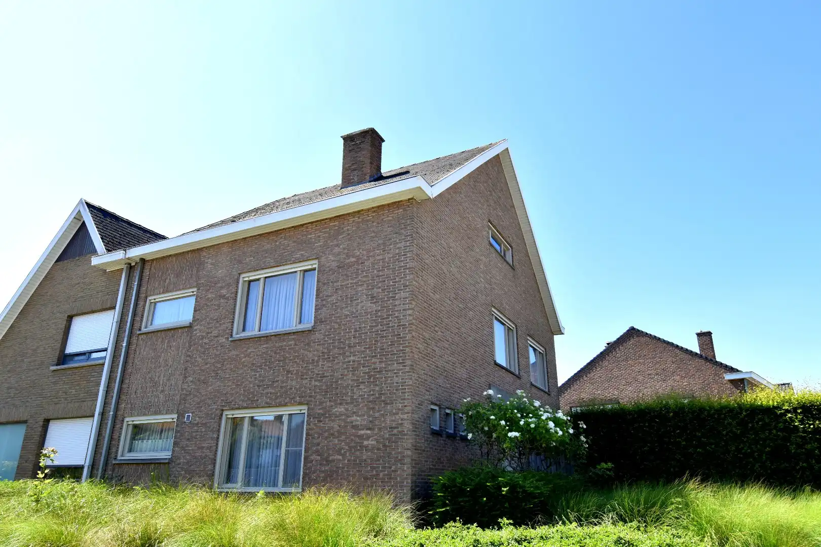 Hoofdfoto van de publicatie: Ruime halfopen bebouwing met 4 slaapkamers en garage in een gezellige woonwijk te Bissegem