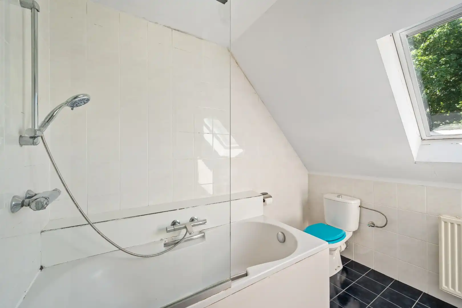 Woning met 3 slaapkamers, garage en gezellige tuin. foto 6