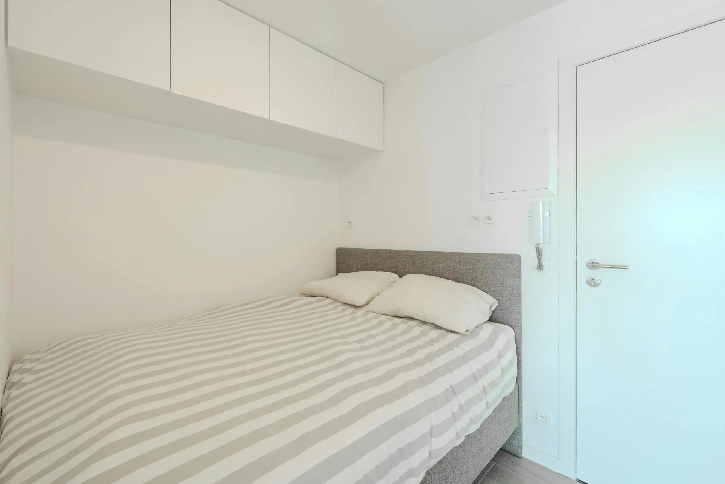 Gerenoveerde studio met zijdelings zeezicht! foto 3