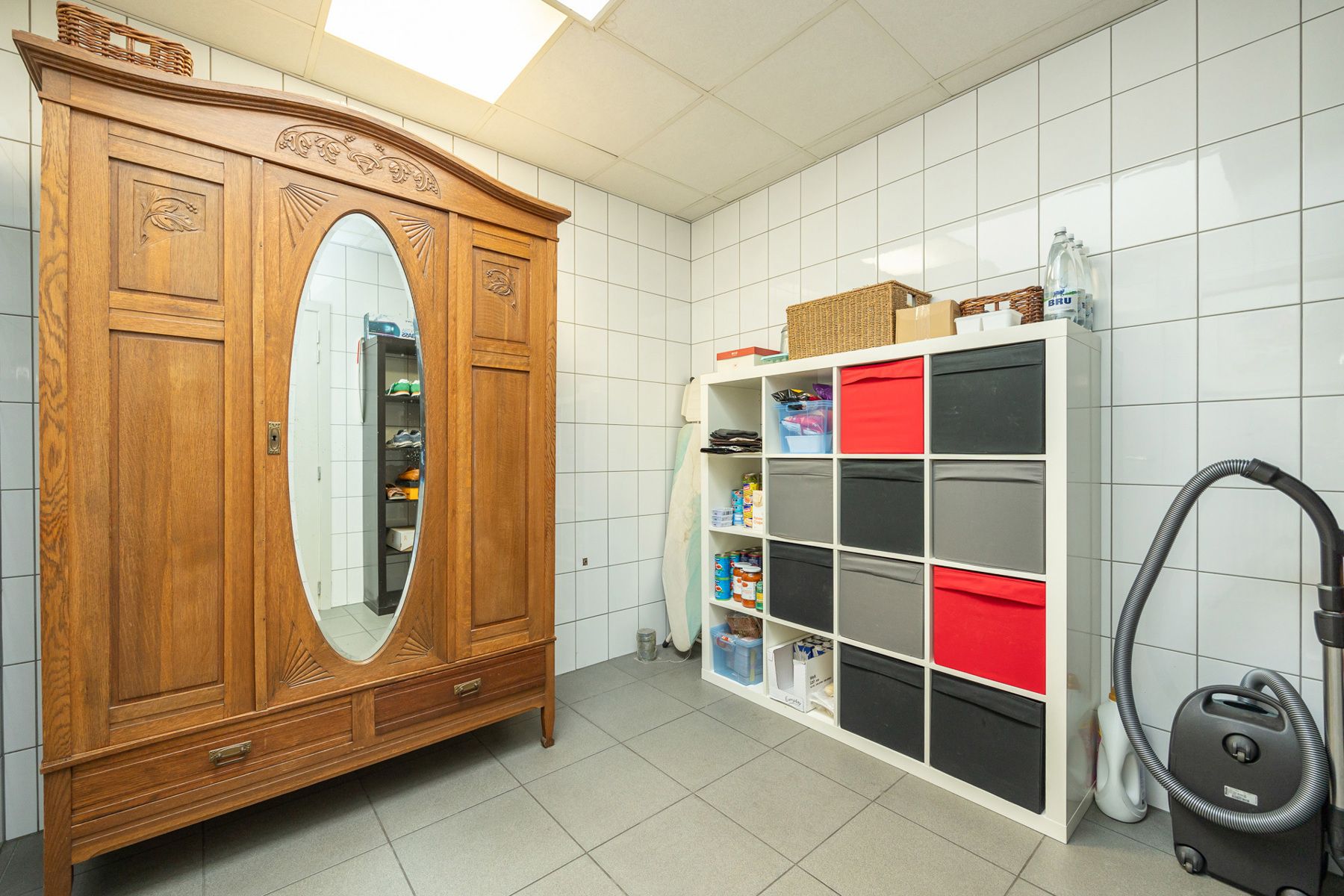 Industrieel pand met magazijn, appartement en lounge in tuin foto 37