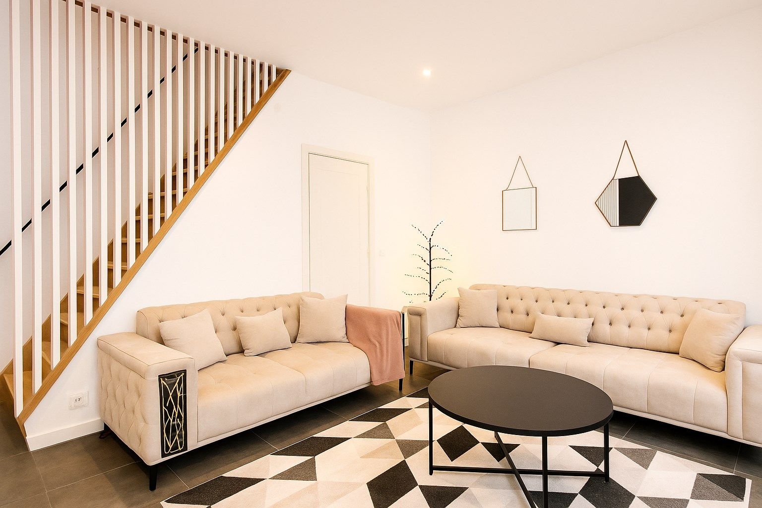 Hoofdfoto van de publicatie: Klaar om te betrekken: Moderne stadswoning met tuin te koop in Sint-Niklaas!