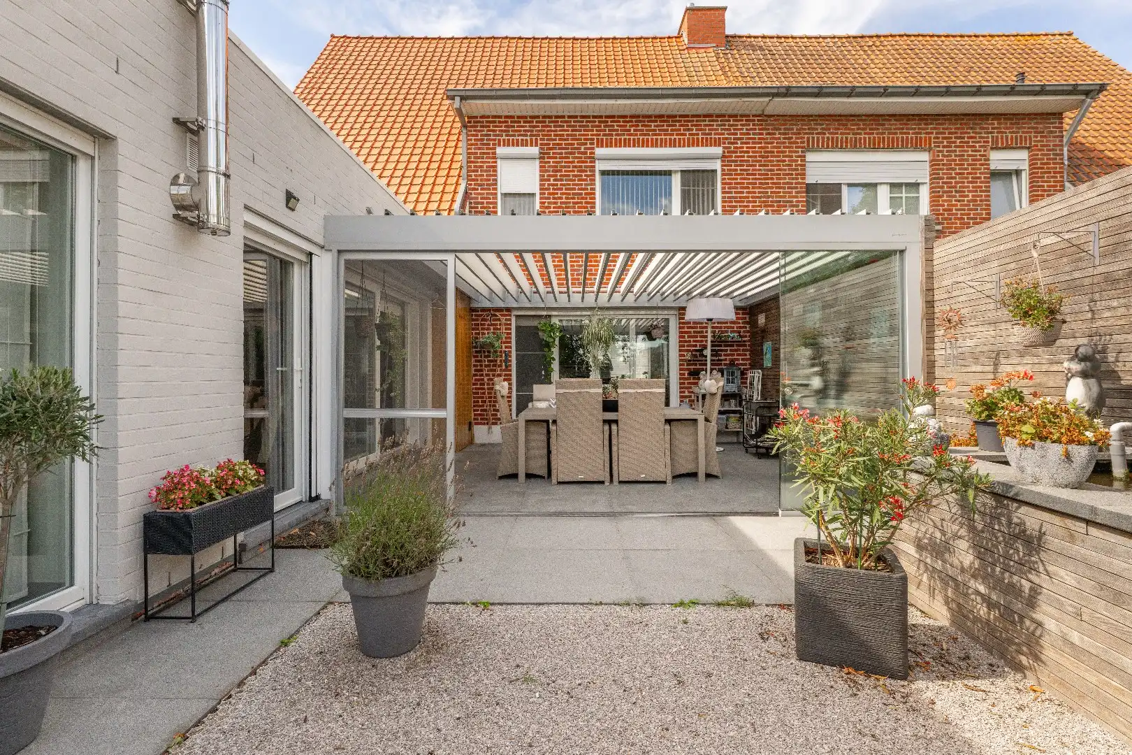 VERRASSEND RUIME, INSTAPKLARE WONING MET 2 GARAGES TE PITTEM foto 22