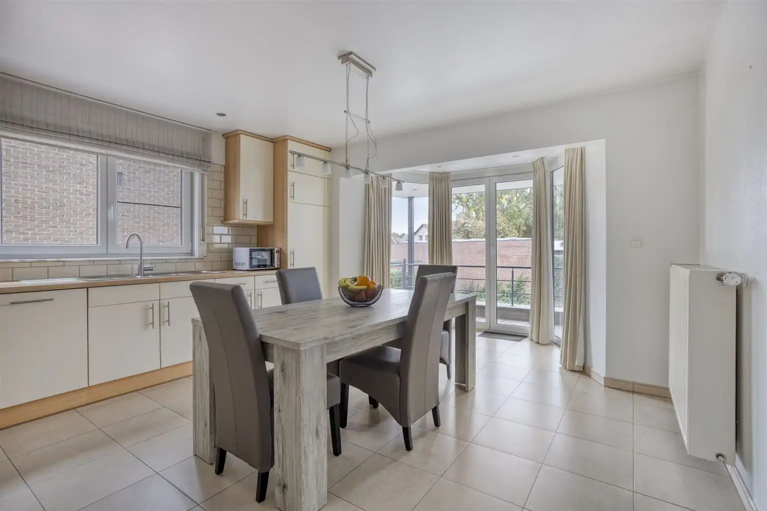 Ruim gelijkvloers appartement met gezellig, overdekt terras en ondergrondse garage, op een toplocatie vlak bij het centrum van Maaseik. foto 6