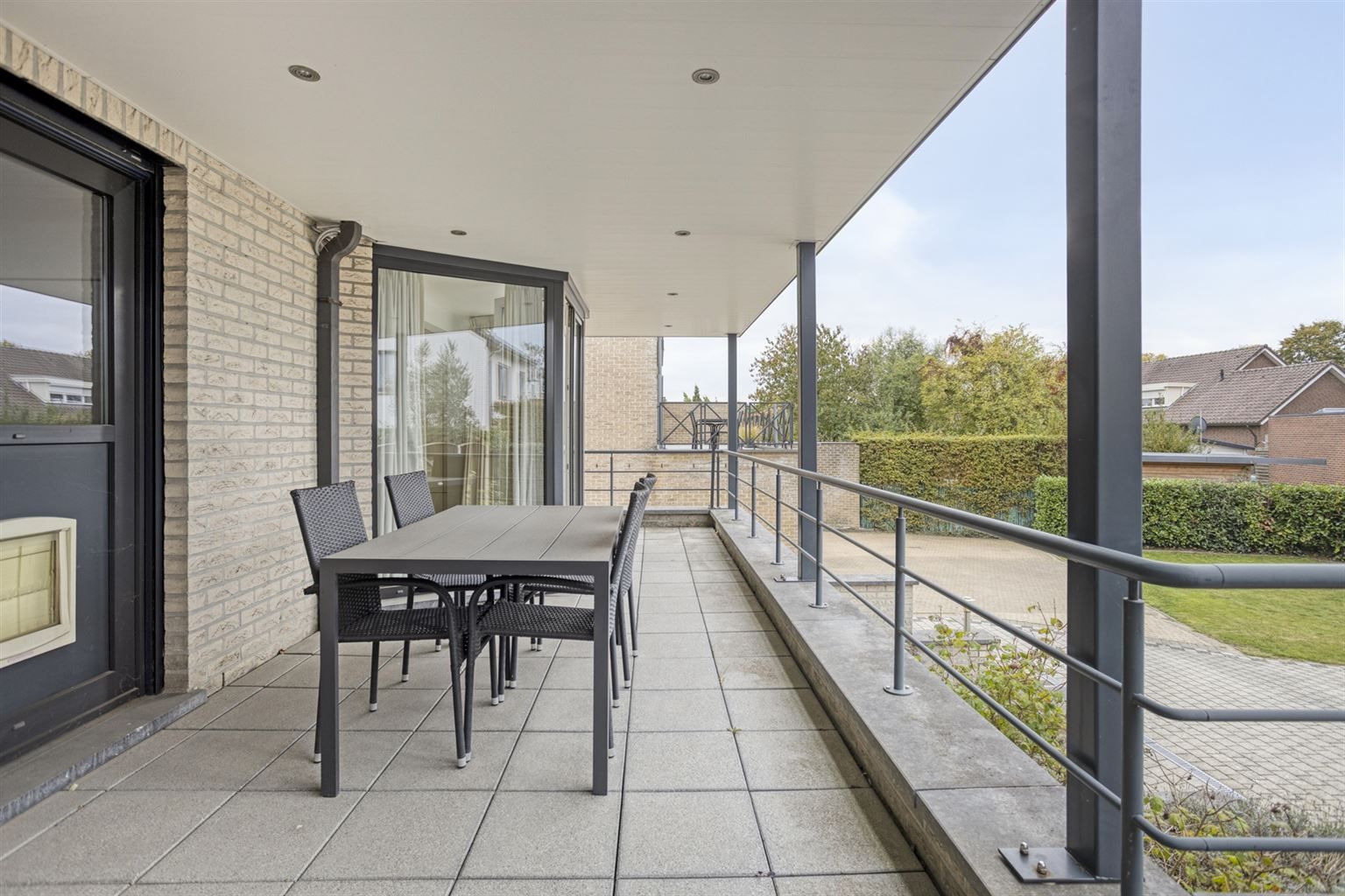 Ruim gelijkvloers appartement met gezellig, overdekt terras en ondergrondse garage, op een toplocatie vlak bij het centrum van Maaseik. foto 6
