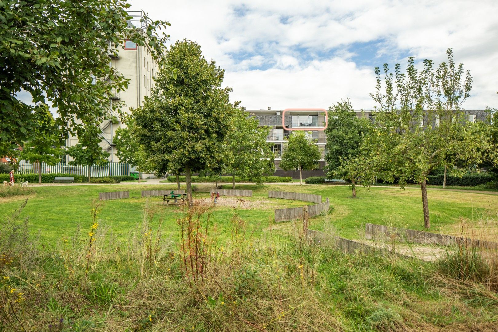 Bemeubeld 2-slaapkamer appartement met groot terras foto 4