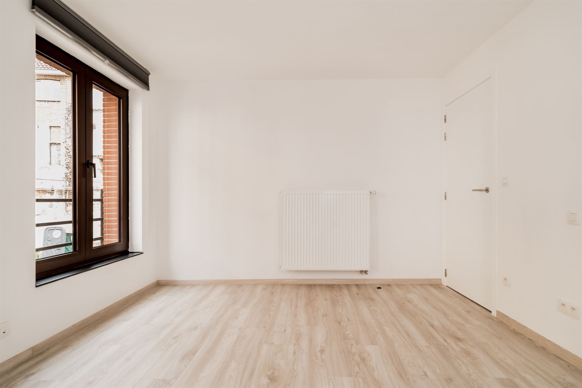 Ruime, volledig gerenoveerde woning met 3 slpk., 2 badk. & koer foto 12