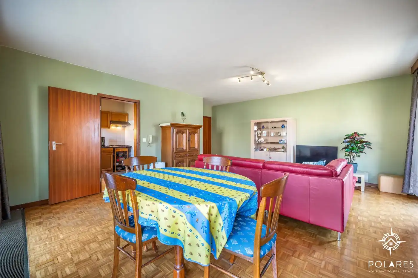 Ruim gelijkvloers appartement met 2 slaapkamers, garage en kelder foto 2