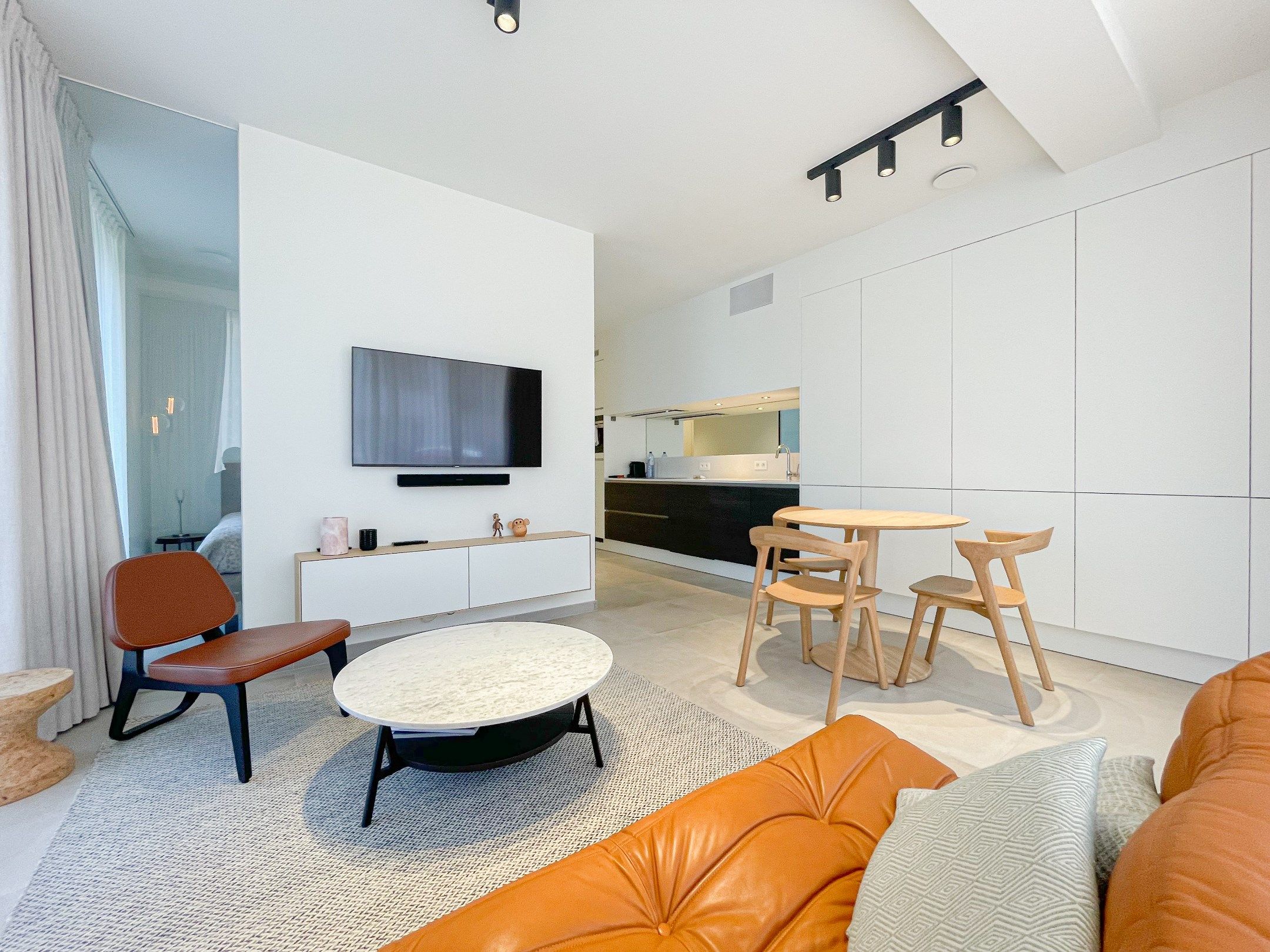 Subliem smaakvol ingericht hoek appartement gelegen in een recente residentie nabij de Dumortierlaan. foto {{pictureIndex}}