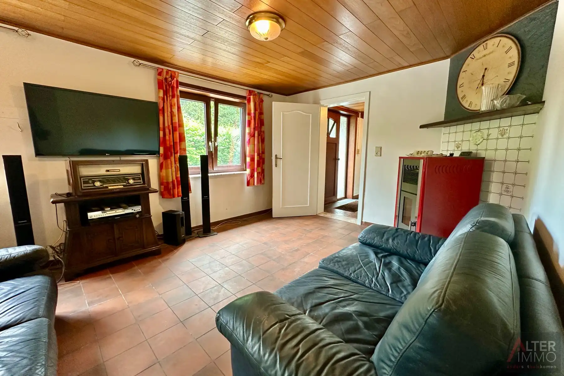 Gelijkvloerse woning (1970) met 2 slaapkamers, kelder en zolder (mogelijks in te richten) op perceel van 10a 30ca. foto 2