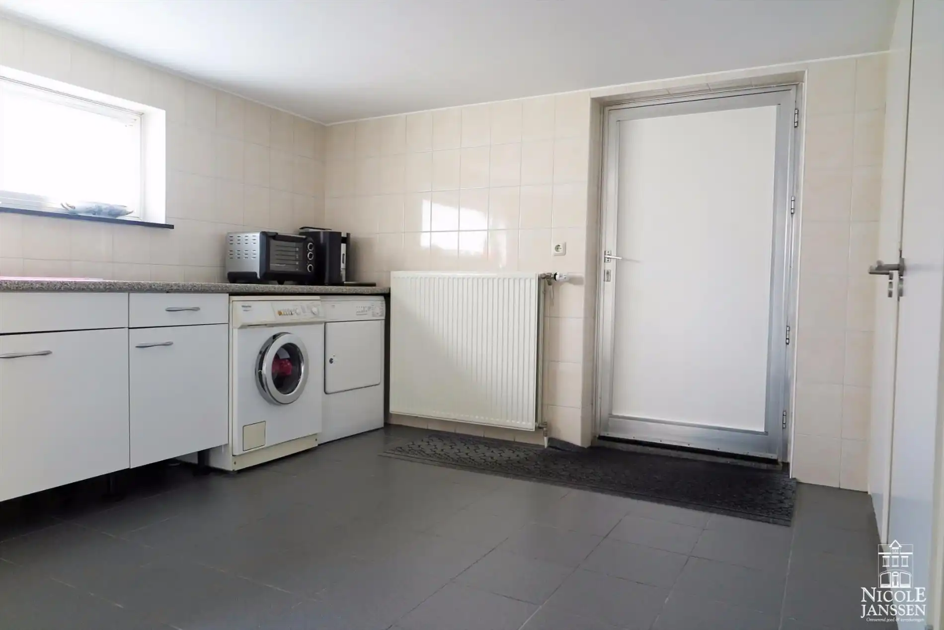 Praktisch split-level huis met mooi aangelegde tuin, zwembad en inpandige garage foto 22