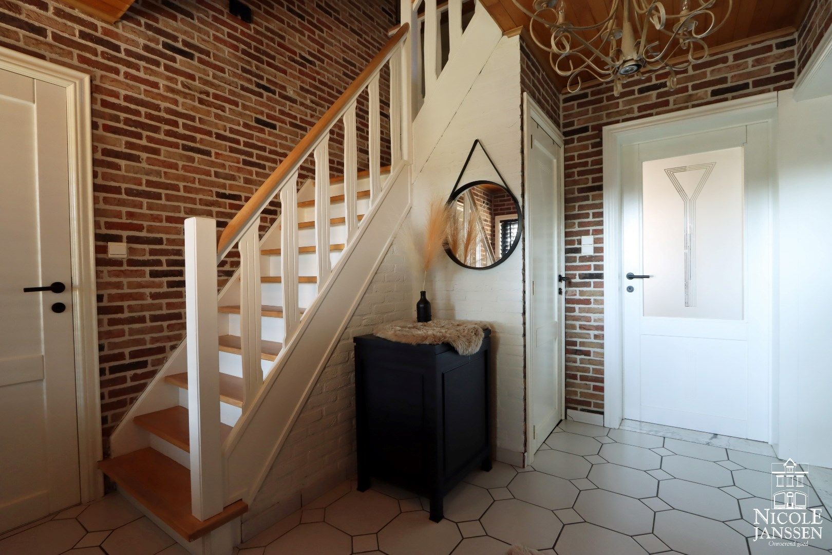 Instapklare gezinswoning met drie slaapkamers, twee badkamers, grote kelder en vrijstaande garage foto 4