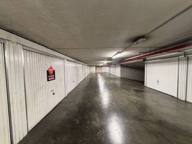 Ruime gesloten garagebox foto 7