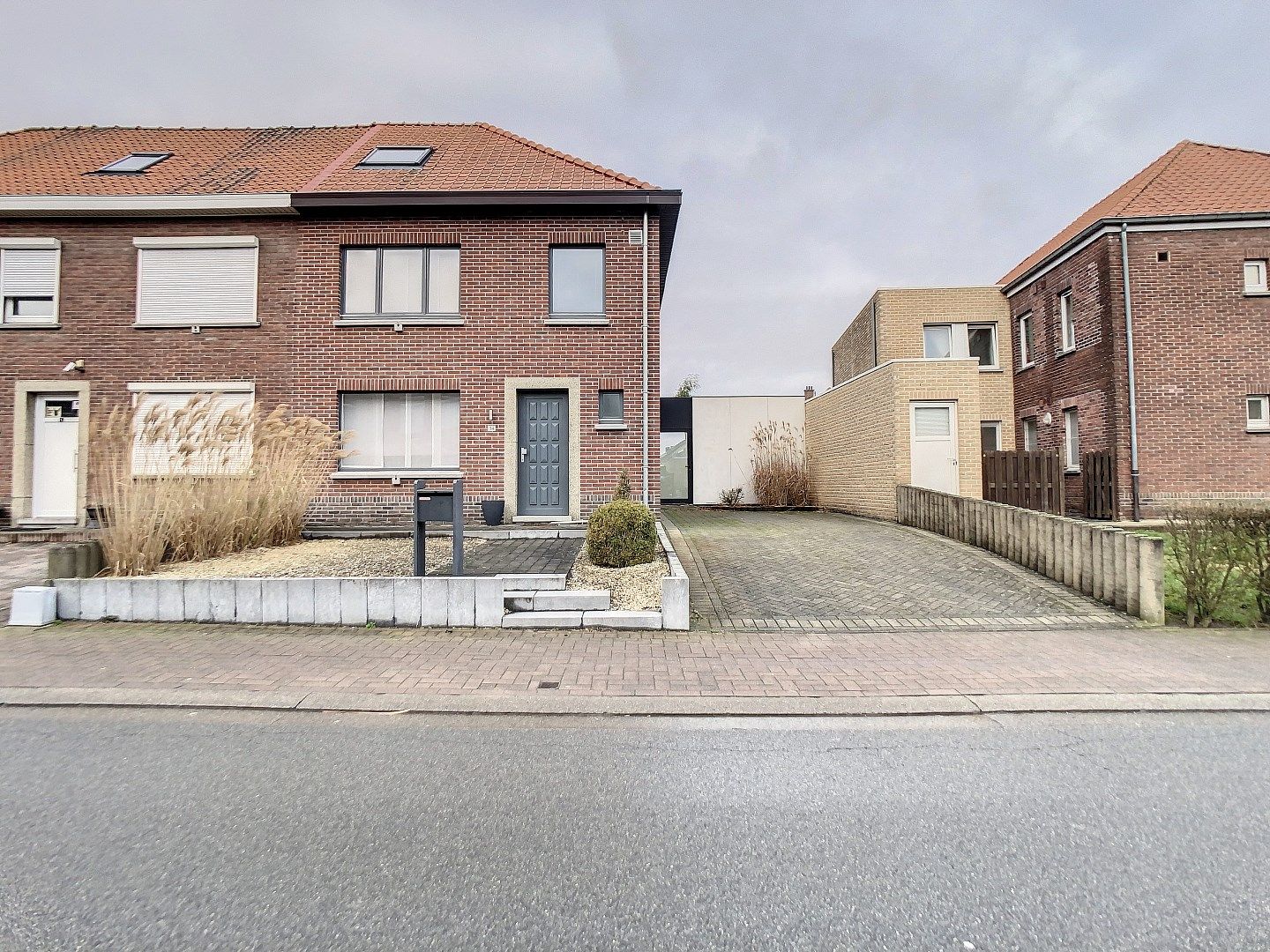 Ruime woning met 3 slaapkamers, kelder en terras te Tongeren foto {{pictureIndex}}