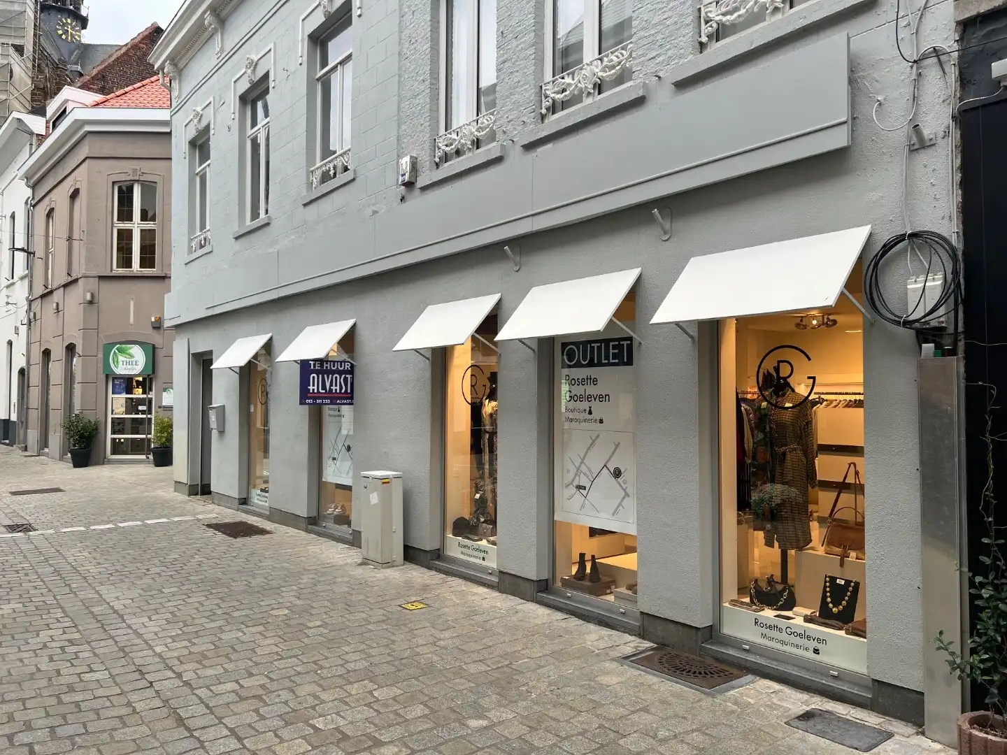 Handelsgelijkvloers in het centrum van Diest met veel etalage foto {{pictureIndex}}